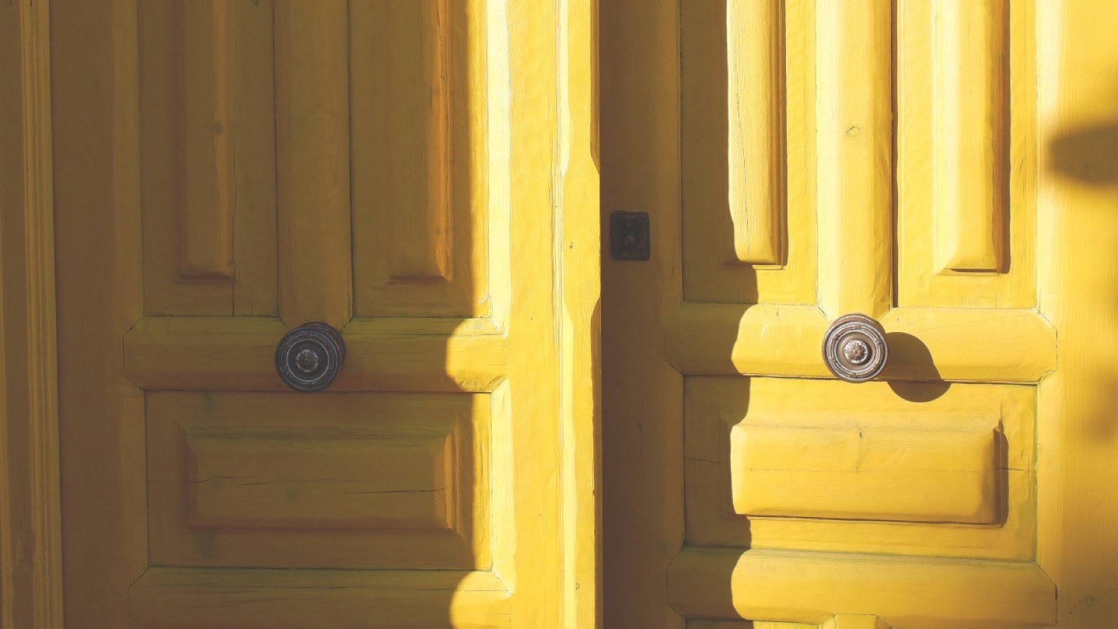 Las puertas amarillas de Espacio Amarillo al sol de la mañana